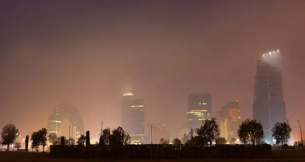 Bakü. Azerbaycan. 10.29.2021. Şehir merkezinde akşam, Port Baku Bulvarı.