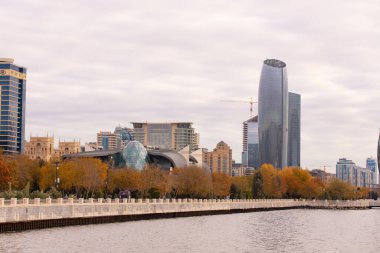 Bakü. Azerbaycan. 11.26.2021. Bakü sonbahar bulvarının güzel manzarası.