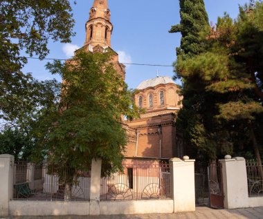Esrar şehri. Azerbaycan. 10.16.2021 yıl. Alexander Nevsky 'nin eski güzel katedrali.