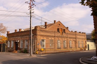 Ganja şehri, Azerbaycan, 10.16.2021. Geçen yüzyılın eski kırmızı tuğlalı evleri..