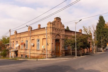 Ganja şehri, Azerbaycan, 10.16.2021. Geçen yüzyılın eski kırmızı tuğlalı evleri..