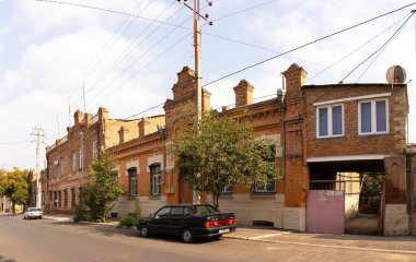Ganja şehri, Azerbaycan, 10.16.2021. Geçen yüzyılın eski kırmızı tuğlalı evleri..