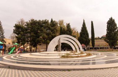 Esrar şehri. Azerbaycan. 10.16.2021. Şehir merkezindeki parktaki aşıkların anıtı..