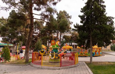Kenevir. Azerbaycan. 10.16.2021. Şehirdeki güzel, sessiz bir eğlence parkı..