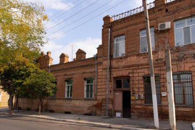 Ganja şehri, Azerbaycan, 10.16.2021. Geçen yüzyılın eski kırmızı tuğlalı evleri..