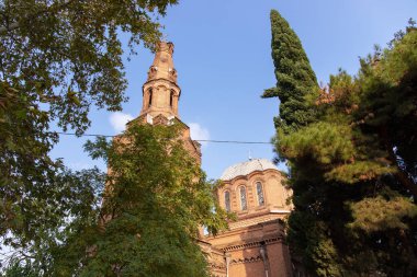 Esrar şehri. Azerbaycan. 10.16.2021 yıl. Alexander Nevsky 'nin eski güzel katedrali.