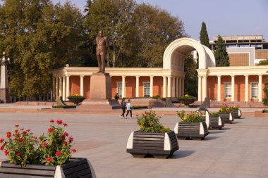Kasaba. Kenevir. Azerbaycan. 10.18.2021 yıl. Şehrin merkezinde küçük Haydar Aliyev Parkı.