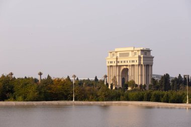 Esrar şehri. Azerbaycan. 10.16.2021. Heydar Aliyev parkında büyük güzel bir göl..