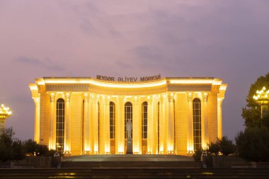 Kasaba. Kenevir. Azerbaycan. 10.16.2021. Heydar Aliyev Merkezi akşam büyük bir parkta.