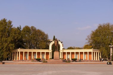 Kasaba. Kenevir. Azerbaycan. 10.18.2021 yıl. Şehrin merkezinde küçük Haydar Aliyev Parkı.