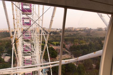 Esrar şehri. Azerbaycan. 10.16.2021. Şehirde dönme dolabı olan güzel büyük bir park..