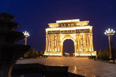 Kasaba. Kenevir. Azerbaycan. 10.16.2021 yıl. Cumhuriyetin en büyük parkı. Heydar Aliyev Parkı 'nda akşam saatlerinde kemer.