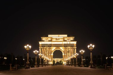 Kasaba. Kenevir. Azerbaycan. 10.16.2021 yıl. Cumhuriyetin en büyük parkı. Heydar Aliyev Parkı 'nda akşam saatlerinde kemer.