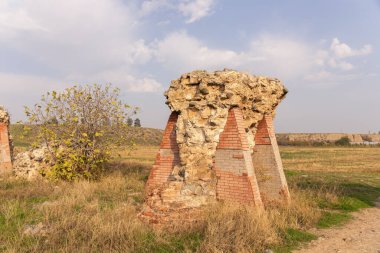 Shamkir şehri. Azerbaycan. 10.17.2021. Tarladaki eski Shamkir şehrinin duvarları..