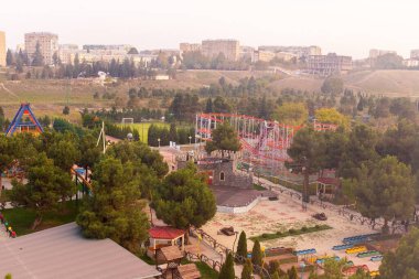 Esrar şehri. Azerbaycan. 10.16.2021. Şehirde dönme dolabı olan güzel büyük bir park..