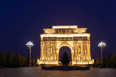 Kasaba. Kenevir. Azerbaycan. 10.16.2021 yıl. Cumhuriyetin en büyük parkı. Heydar Aliyev Parkı 'nda akşam saatlerinde kemer.