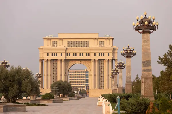 Şehre. Kenevir. Azerbaycan. 10.16.2021 yıl. Parktaki güzel büyük kemer. Heydar Aliyev Parkı şehir merkezinde.