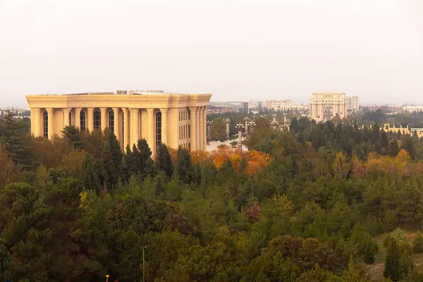Esrar şehri. Azerbaycan. 10.16.2021. Şehirde dönme dolabı olan güzel büyük bir park..