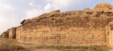 Shamkir şehri. Azerbaycan. 10.17.2021. Eski Shamkir şehrinin yüksek duvarları.