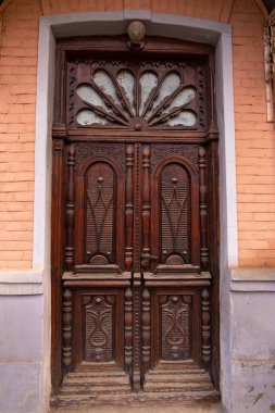 Kenevir. Azerbaycan. 10.17.2021. Evdeki güzel ahşap kapı.