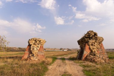 Shamkir şehri. Azerbaycan. 10.17.2021. Eski Shamkir şehrinin duvarlarının parçaları..