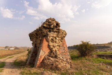 Eski Shamkir şehrinin duvarlarının parçaları. Shamkir şehri. Azerbaycan. 