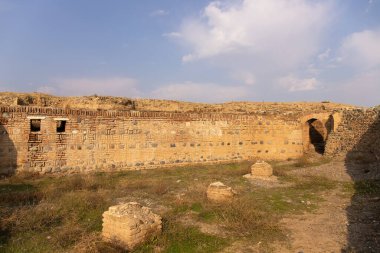 Eski Shamkir şehrindeki binadaki geçitler. Shamkir şehri. Azerbaycan.