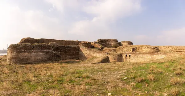 Shamkir şehri. Azerbaycan. 10.17.2021. Eski Shamkir şehrinin yüksek duvarları.
