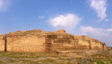 Shamkir şehri. Azerbaycan. 10.17.2021. Eski Shamkir şehrinin yüksek duvarları.
