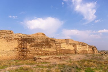 Shamkir şehri. Azerbaycan. 10.17.2021. Eski Shamkir şehrinin yüksek duvarları.