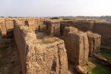 Shamkir şehri. Azerbaycan. 10.17.2021. Büyük eski Shamkir şehrinin sütunları.