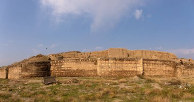 Eski Shamkir şehrinin yüksek duvarları. Shamkir şehri. Azerbaycan. 