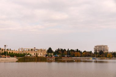 Esrar şehri. Azerbaycan. 10.16.2021. Heydar Aliyev parkında büyük güzel bir göl..