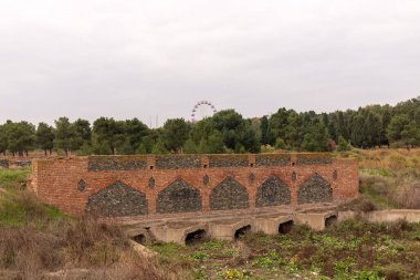 Şehir merkezindeki Heydar Aliyev parkındaki eski köprü. Şehre. Kenevir. Azerbaycan.