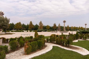 Kasaba. Kenevir. Azerbaycan. 10.16.2021 yıl. Ganja 'daki güzel büyük park. Heydar Aliyev Parkı şehir merkezinde.