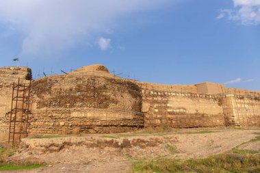 Shamkir şehri. Azerbaycan. 10.17.2021. Eski Shamkir şehrinin yüksek duvarları.