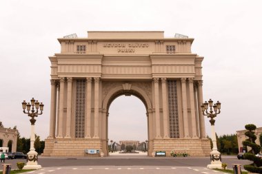 Şehre. Kenevir. Azerbaycan. 10.16.2021 yıl. Parktaki güzel büyük kemer. Heydar Aliyev Parkı şehir merkezinde.