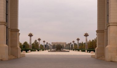 Şehre. Kenevir. Azerbaycan. 16.10.2021. Şehir merkezindeki büyük Heydar Aliyev Parkı 'na giriş.