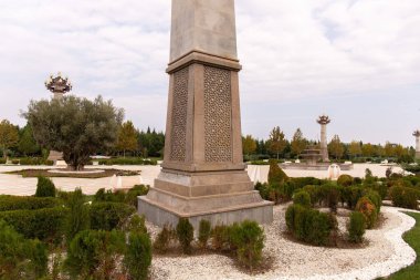 Kasaba. Kenevir. Azerbaycan. 10.16.2021 yıl. Ganja 'daki güzel büyük park. Heydar Aliyev Parkı şehir merkezinde.
