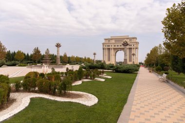 Şehre. Kenevir. Azerbaycan. 10.16.2021 yıl. Parktaki güzel büyük kemer. Heydar Aliyev Parkı şehir merkezinde.