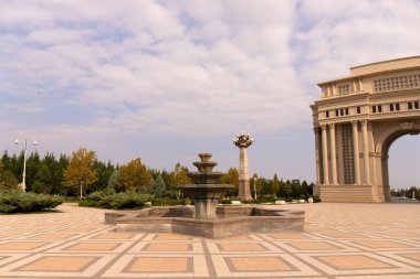 Şehre. Kenevir. Azerbaycan. 10.16.2021 yıl. Parktaki güzel büyük kemer. Heydar Aliyev Parkı şehir merkezinde.