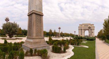 Şehre. Kenevir. Azerbaycan. 10.16.2021 yıl. Parktaki güzel büyük kemer. Heydar Aliyev Parkı şehir merkezinde.