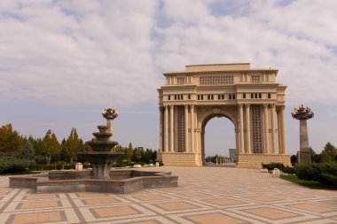 Şehre. Kenevir. Azerbaycan. 10.16.2021 yıl. Parktaki güzel büyük kemer. Heydar Aliyev Parkı şehir merkezinde.