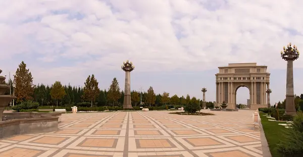 Şehre. Kenevir. Azerbaycan. 10.16.2021 yıl. Parktaki güzel büyük kemer. Heydar Aliyev Parkı şehir merkezinde.