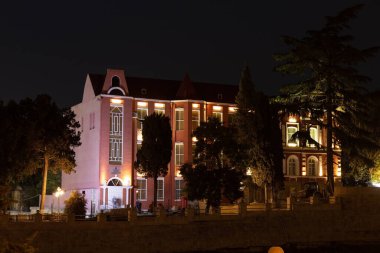 Esrar şehri. Azerbaycan. 10.17.2021. Akşamları nehrin kıyısındaki güzel pembe ev.