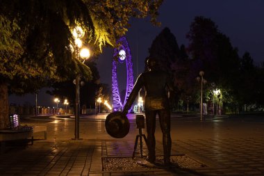 Esrar şehri. Azerbaycan. 10.18.2021. Akşamları nehir kıyısında sakin bir park.