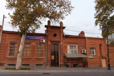 Ganja şehri, Azerbaycan, 10.18.2021. Geçen yüzyılın eski kırmızı tuğlalı binaları. Yazıt. Hesap binası.