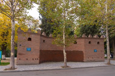 Esrar şehri. Azerbaycan. 10.18.2021. Kentteki Khan 's Park' ta küçük bir kale..