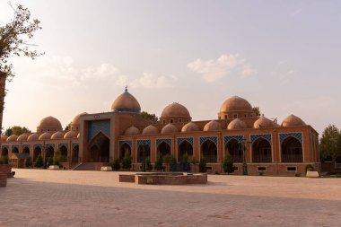 Kenevir. Azerbaycan. 10.17.2021 yıl. Şehrin varoşlarındaki Imamzade mozolesinin güzel avlusu..