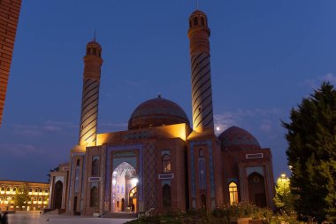 Kenevir. Azerbaycan. 10.17.2021 yıl. Gün batımında büyük, güzel bir cami imamzade mozolesi..